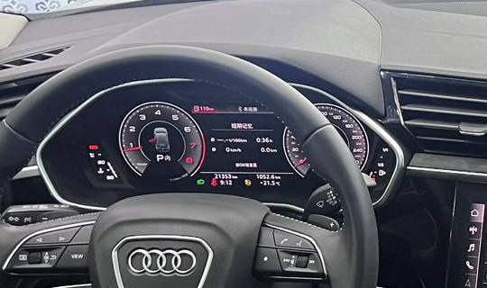 Приборная панель крупным планом: на одометре 21 353 км