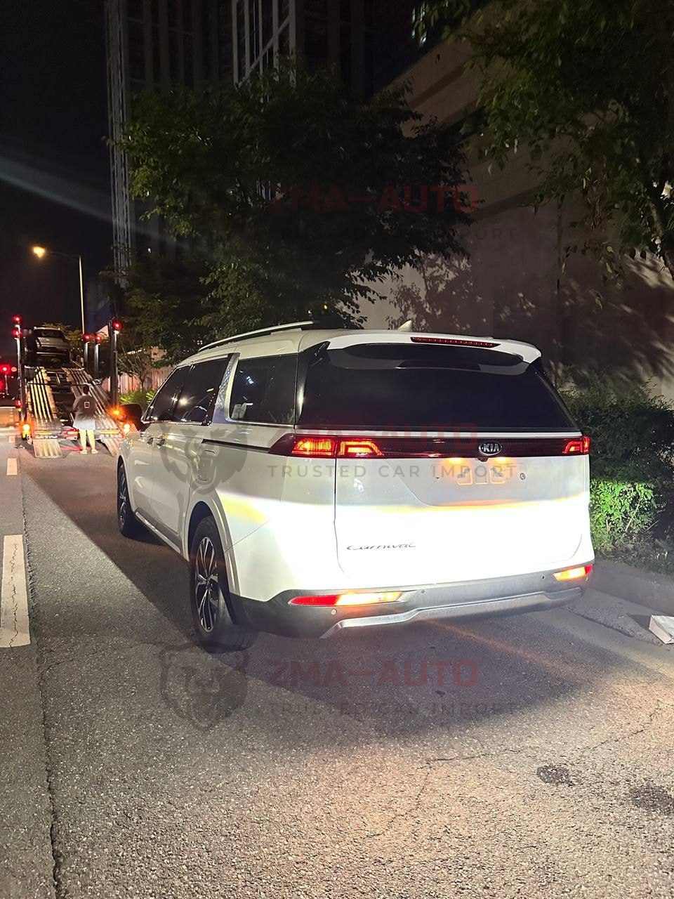 Kia Carnival перед погрузкой на автовоз