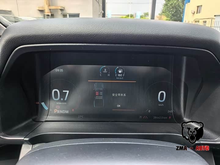 Цифровая приборная панель крупным планом: одометр 28 442,0 км, температура 27 °C, тахометр показывает 0,7 — двигатель запущен